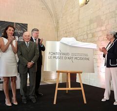 pose de première pierre, Martine et Léon Cligman, ont dévoilé avec Christelle Morançais, présidente de la Région des Pays de la Loire, Claude d’Harcourt, préfet de la région Pays de la Loire, Bruno Retailleau président du Centre culturel de l’Ouest et Régine Catin, maire de Fontevraud, une plaque « Fontevraud Le musée d’art moderne – Collections nationales Martine et Léon Cligman »