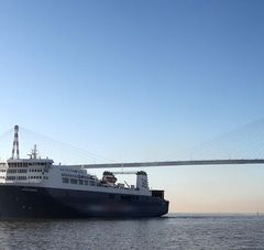 un ferry passe le pont de Saint-Nazaire