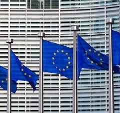 Drapeaux européens flottant au vent